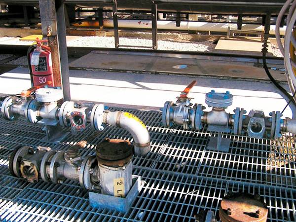 Double window sight glass for sauce production pipelines in sauce factories.