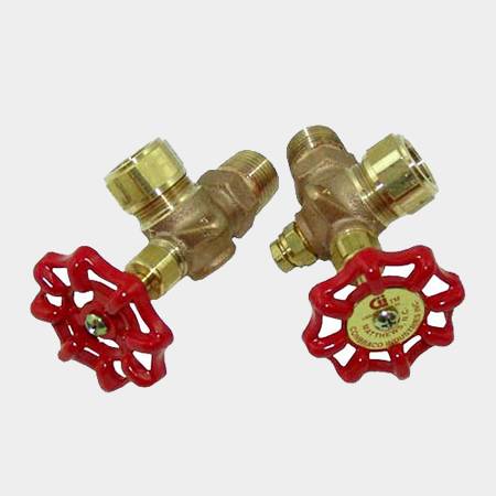 Два латунных клапана с красными колесными ручками.