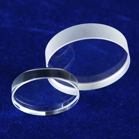 Есть две части прозрачного толстого круглого смотрового стекла с прозрачной поверхностью и хорошо заземленным краем.