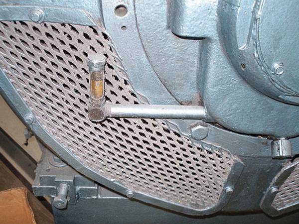 Oil level indicator for lubricating oil tanks in petrochemical plants