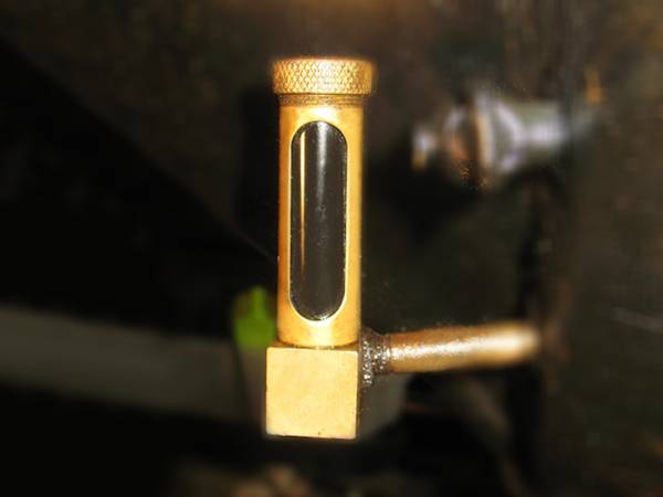 Oil level indicator for oil tanks in petrochemical plants