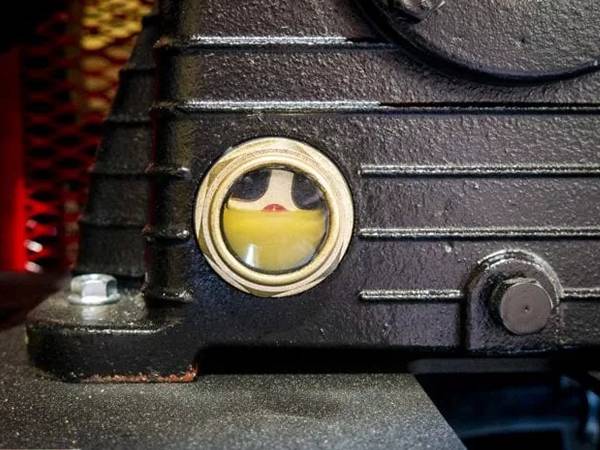 A photo of oil sight glass on the oil screw compressor.