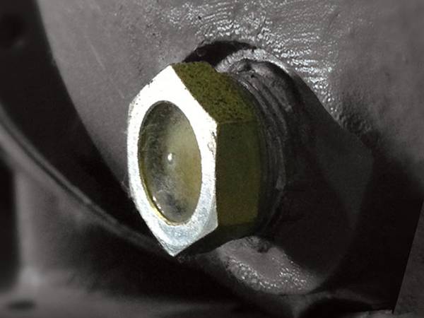 A photo of oil sight glass on the oil tank.