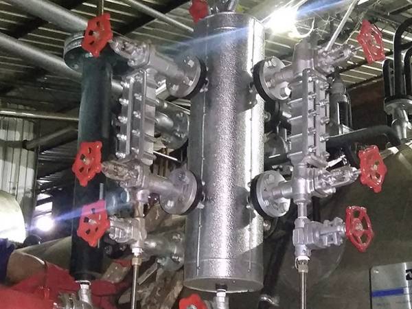 Multiple-section reflex level gauge for oil tanks in petrochemical plants