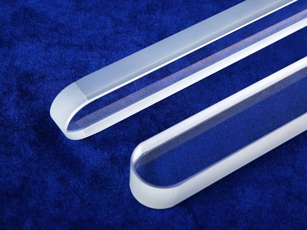 The four piece of transparent gauge glass are of high thickness.